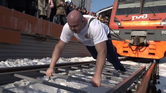 Силач-рекордсмен из Владивостока сдвинул поезд на два метра