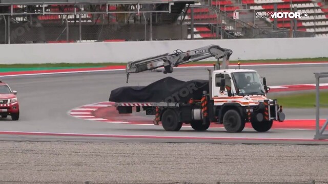 Болид Хюлькенберга эвакуируют после поломки на трассе