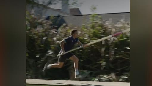 Рекордсмен мира в прыжках с шестом прыгает во дворе