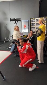 Хэмилтон стал фотографом Леклера на медиадне «Феррари»