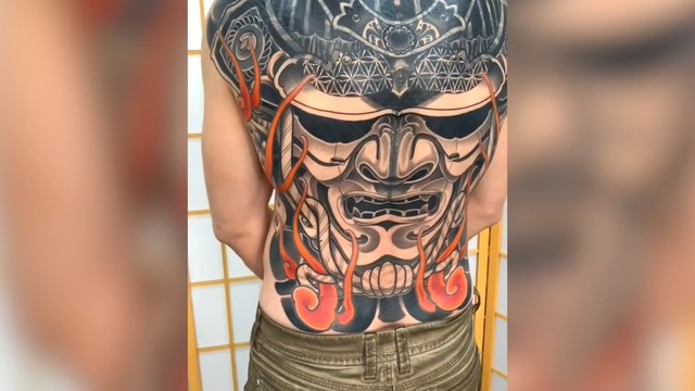 Александр Волков показал видео своей эпичной татуировки