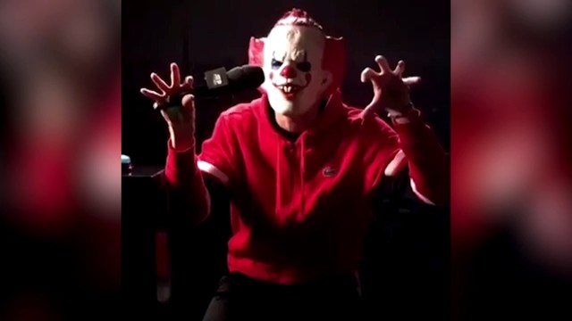Медведев надел маску клоуна из фильма ужасов