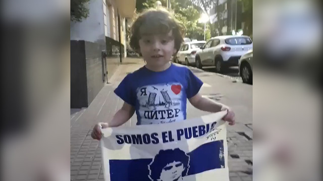 Мальчик в футболке «Я люблю Питер» поддержал Марадону