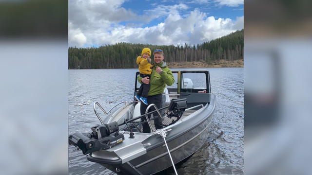 Хартикайнен катается с сыном на лодке по озеру