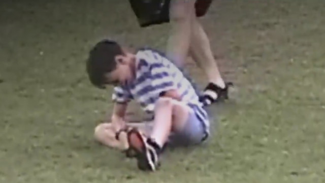 Бросок копья в ногу оказавшемуся в зоне поражения мальчику