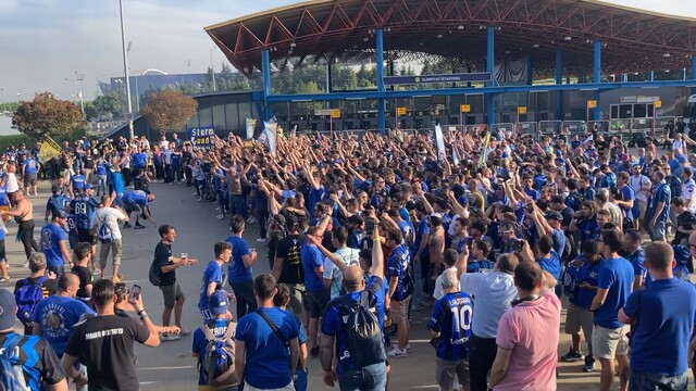Фанаты «Интера» поют песни перед матчем с «Ман Сити»
