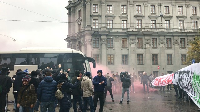 Болельщики «Локомотива» горячо проводили команду на стадион