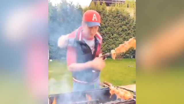 Алексей Ягудин пожарил шашлыки на семейный ужин
