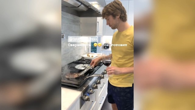 Бобровский готовит ужин для семьи
