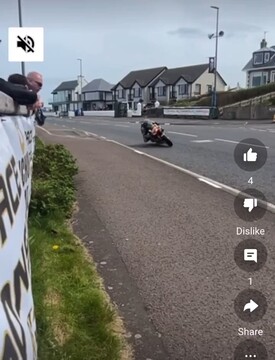 Опаснейшая авария мотоциклиста на уличной гонке