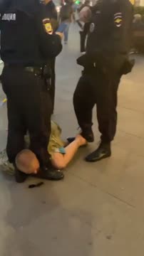На Покровке полицейский зажал голову задержанного между ног