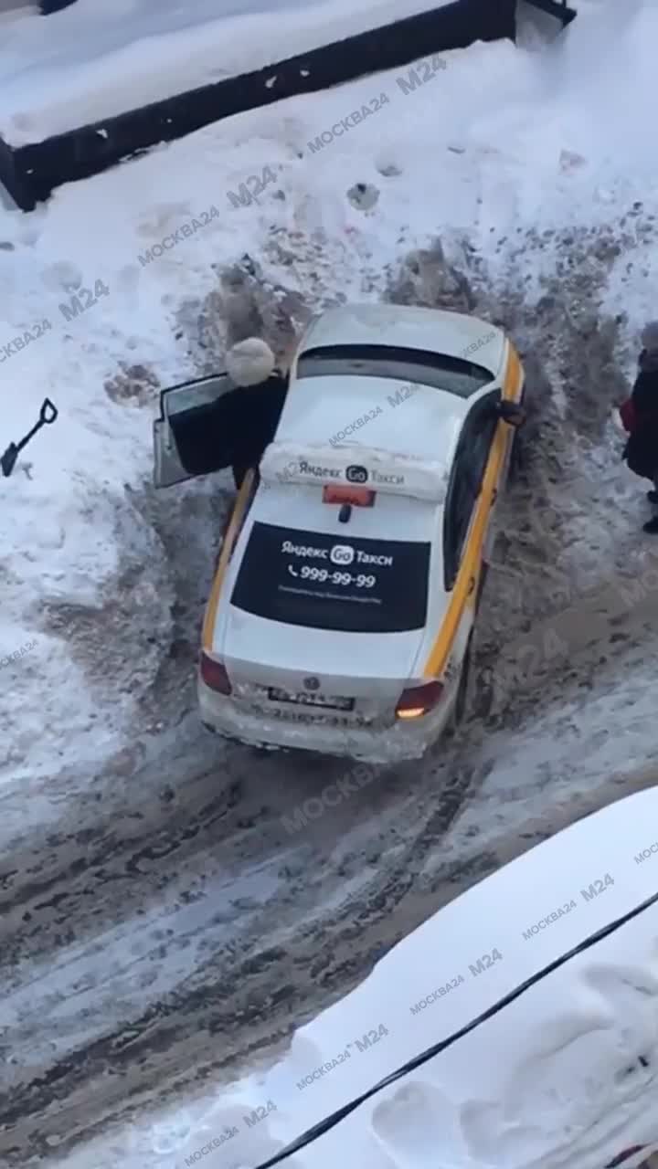 Пассажирка вытолкала такси из сугроба и попала на видео - Мослента