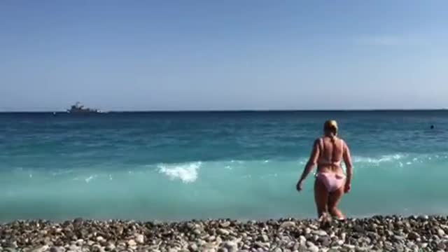 Ирина пегова в купальнике на пляже